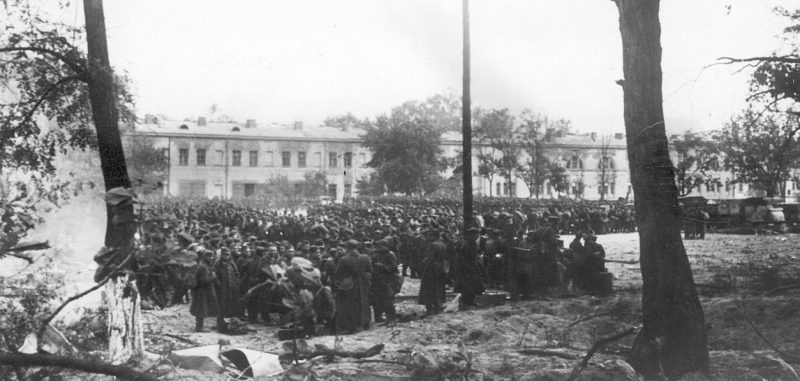 Польские войска сдаются в плен в Модлинской крепости.
