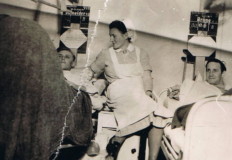 Медсестры Betreuungshelferinnen в госпитале. 