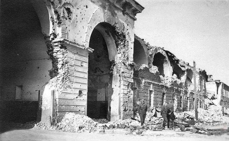 Немецкие солдаты на развалинах Брестской крепости.