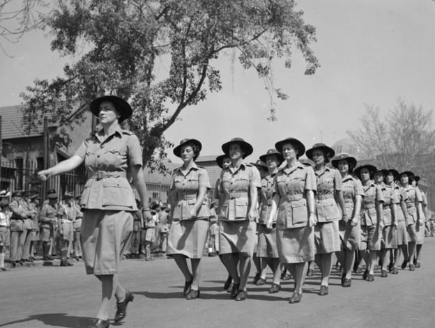 Персонал WAAC марширует через Каир во время парада в честь Дня Империи. Июнь 1943 года.
