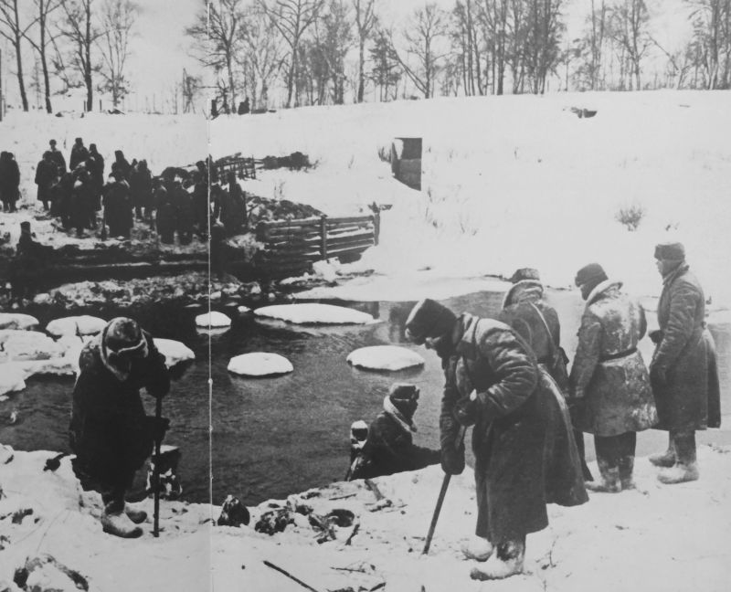 Саперы строят мост в районе освобожденного Наро-Фоминска. 18 декабря 1941 г. 