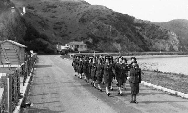 Женщины из WAAF на базе ВВС Шелли-Бэй в Веллингтоне. 1942 г.