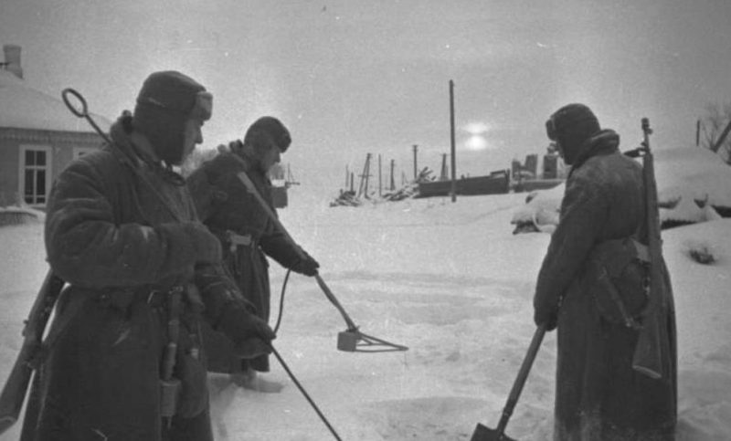 Саперы на разминировании под Москвой. Декабрь 1941 г.