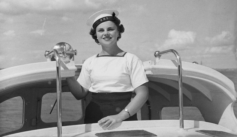 Военнослужащая из WRNZNS на палубе катера Коммодора.