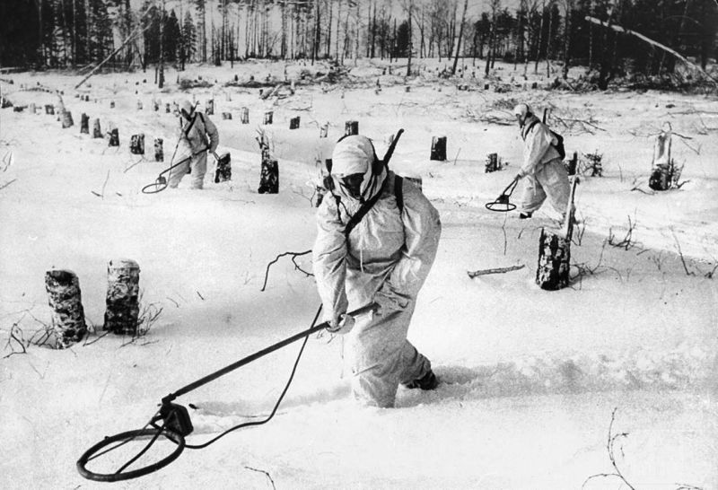 Разминирование с помощью индукционных миноискателей ВИМ-203.Февраль 1942 г. 