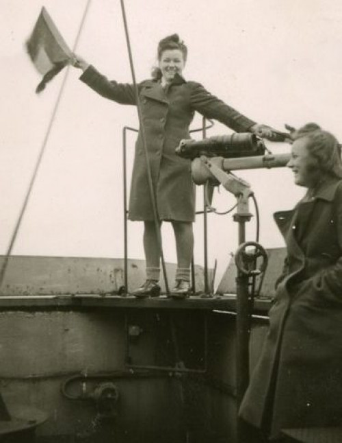 Сотрудницы Flugmeldehelferinnen der Kriegsmarine в униформе Люфтваффе.
