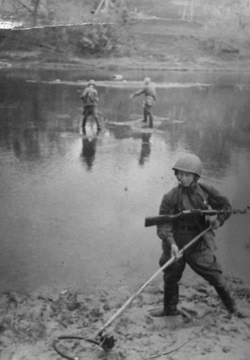 Саперы очищают русло реки от немецких мин. Западный фронт. Май 1942 г.