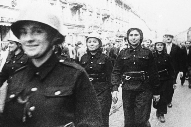 Женщины из PWK во время обороны Варшавы.