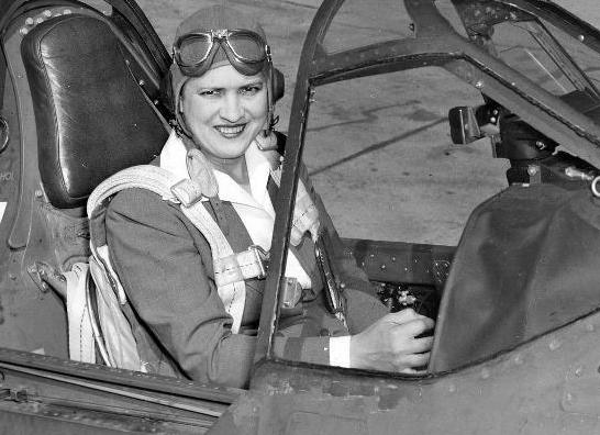 Жаклин Кокран в кабине Curtiss P-40 Warhawk.