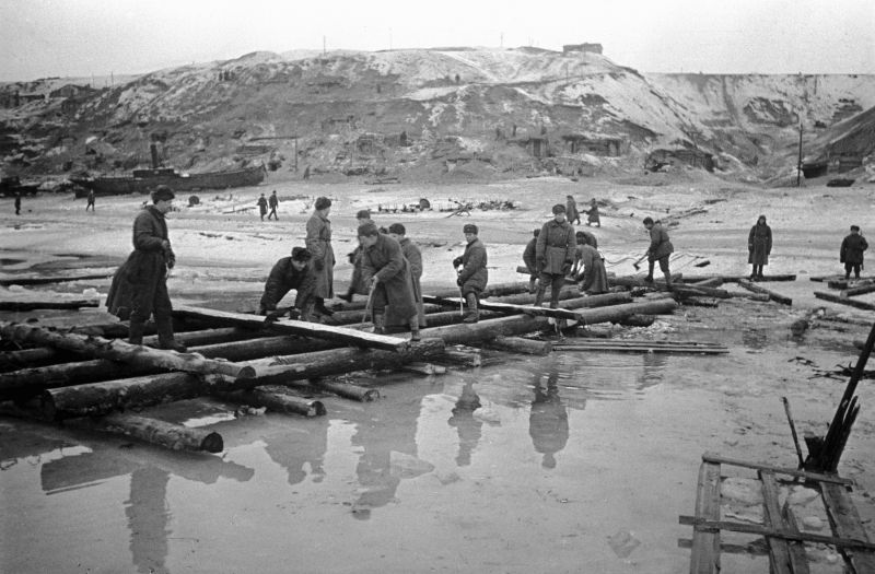 Саперы строят переправу через Волгу в Сталинграде. Октябрь 1942 г. 