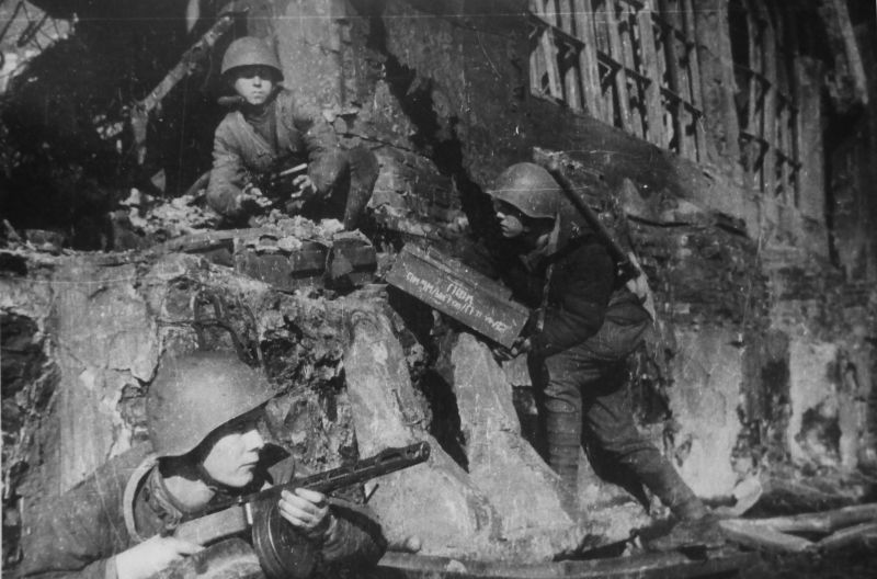 Саперы минируют вход в дом в ходе уличных боев в Сталинграде. 3 ноября 1942 г. 