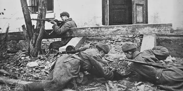 Саперы минируют вход в дом в ходе уличных боев в Сталинграде. 3 ноября 1942 г. 