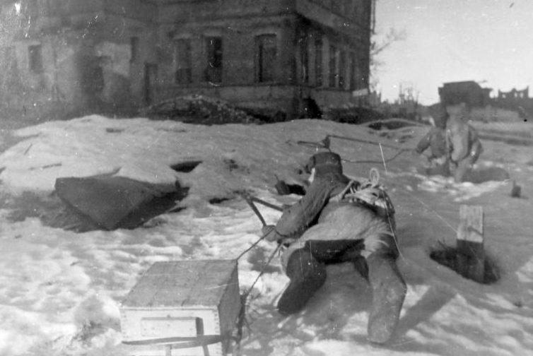Саперы расчищают путь штурмовой группе в Сталинграде. Декабрь 1942 г. 
