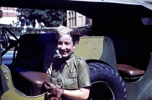 Член WNEL, прикомандированный к армии США водителем в 1942 году.