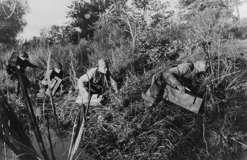 Советские саперы на берегу ручья под Сталинградом. 1942 г. 
