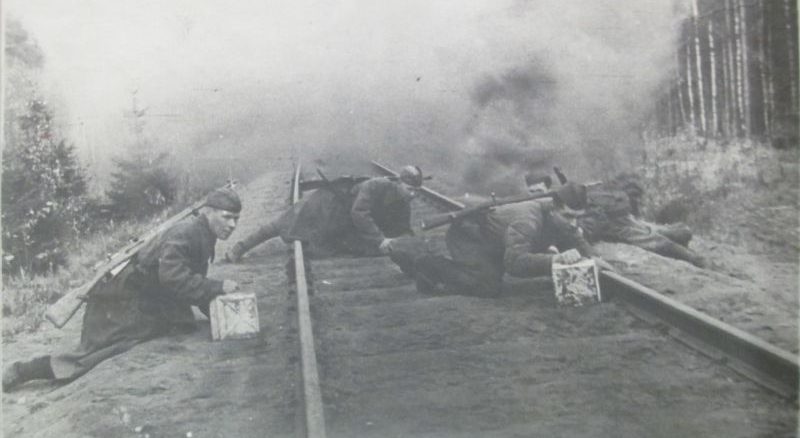 Советские саперы минируют железнодорожное полотно под огнем противника. Волховский фронт, 1942 г. 