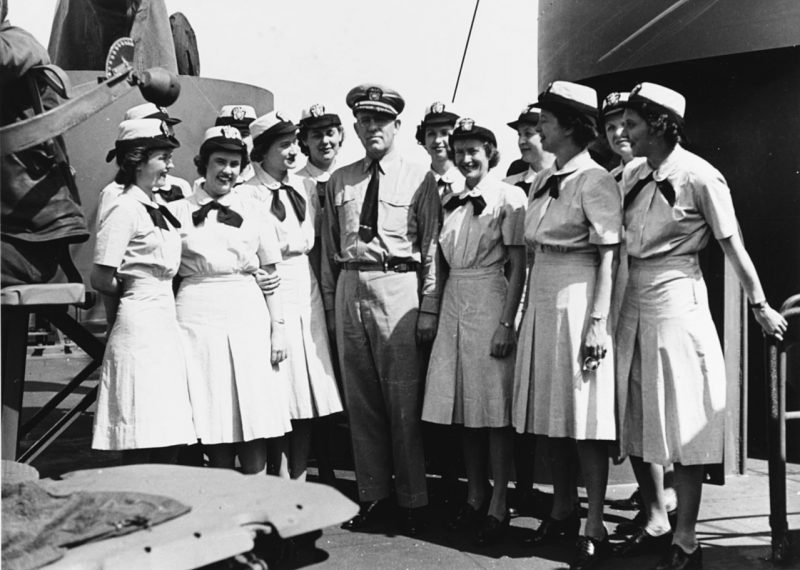 Сотрудницы WAVES в летней униформе.
