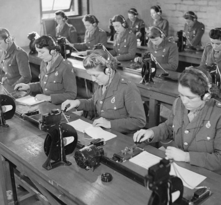 Операторы ATS изучают азбуку Морзе в специальном батальоне в Троубридже.