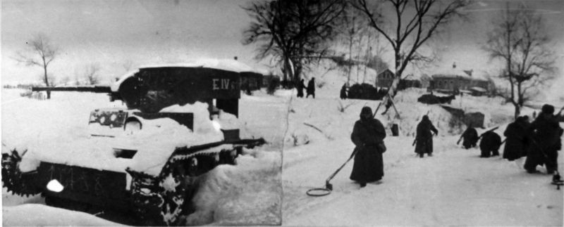 Саперы разминируют дорогу в освобожденной Рузе. 1942 г. 