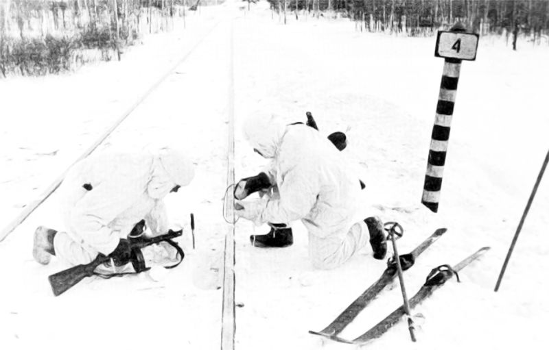Советские саперы-подрывники готовят диверсию на железной дороге под Вязьмой. 1942 г