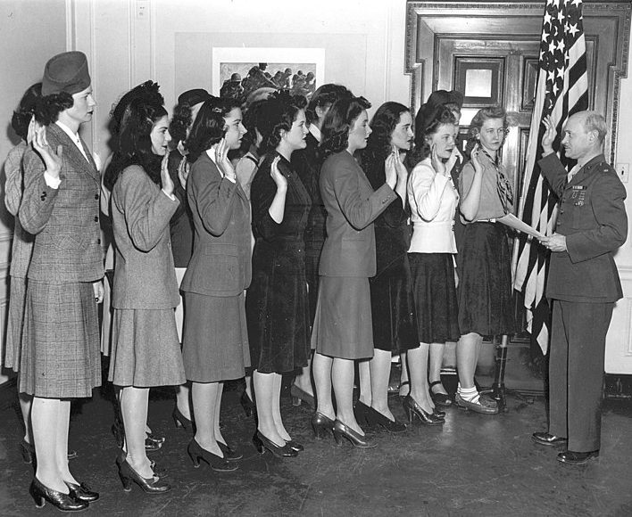 Принятие присяги в женский резерв морской пехоты в районе Нью-Йорка, 1943 год. 