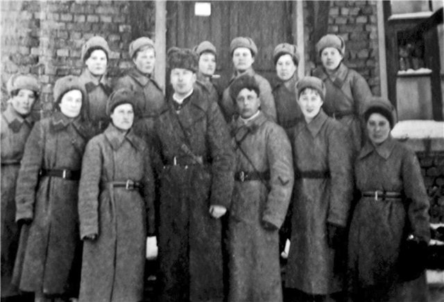 Воины 3-го взвода 1-й роты 1-го стрелкового батальона женской бригады. 