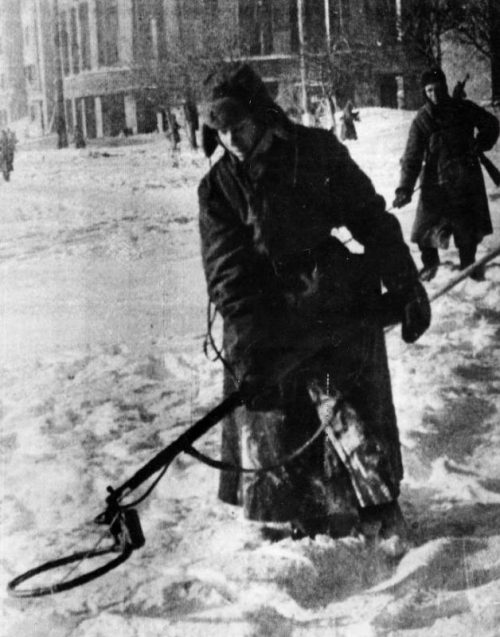 Саперы очищают Воронеж от мин с помощью индукционного миноискателя ВИМ-210 образца 1939 года. Январь 1943 г.