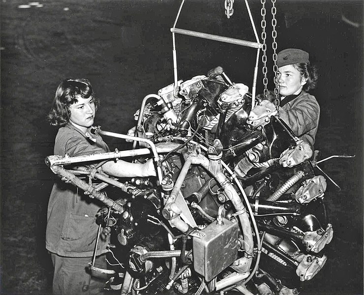 Рядовые Присцилла Гудрич и Элейн Мансингер ремонтируют двигатель на Черри-Пойнт, Северная Каролина, на авиабазе морской пехоты.