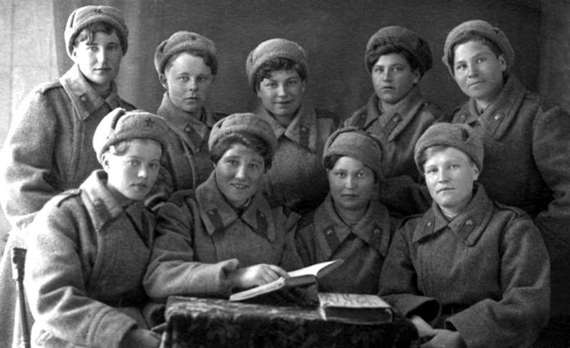 Девушки-военнослужащие миномётной роты 1-го отдельного стрелкового батальон. Кунцево, 30 марта 1943 года.