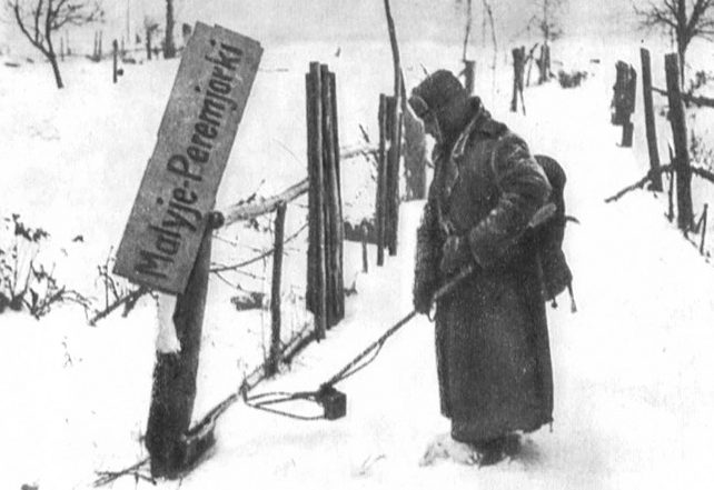Разминирование освобожденной деревни. Январь 1943 г.