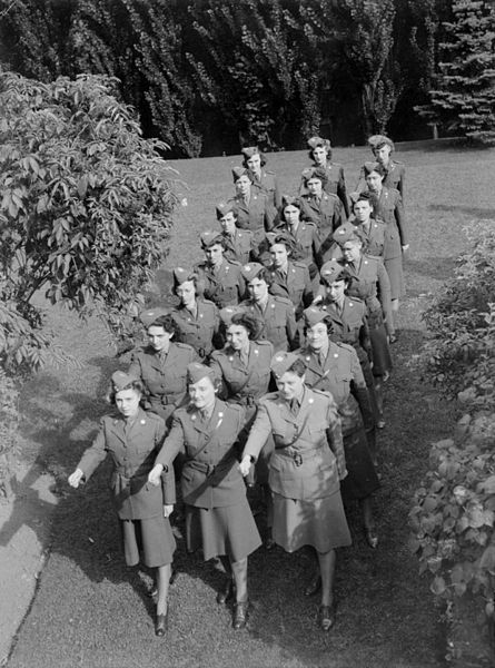 Члены CWAC в августе 1942 года.