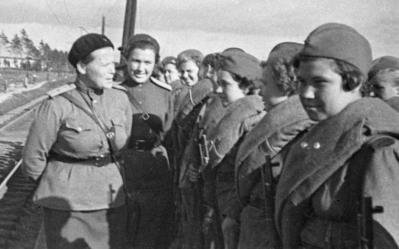 Начальник политотдела майор Никифорова Е. Н. беседует с девушками, уезжающими на фронт. 1 апреля 1943 года.