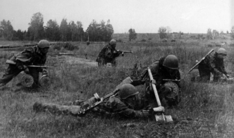 Саперы устанавливают противотанковые противогусеничные мины ТМ-42 перед передним краем обороны. Курская дуга, июль 1943 г. 