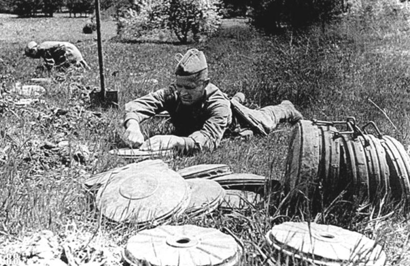 Установка противотанковых мин. 1943 г.