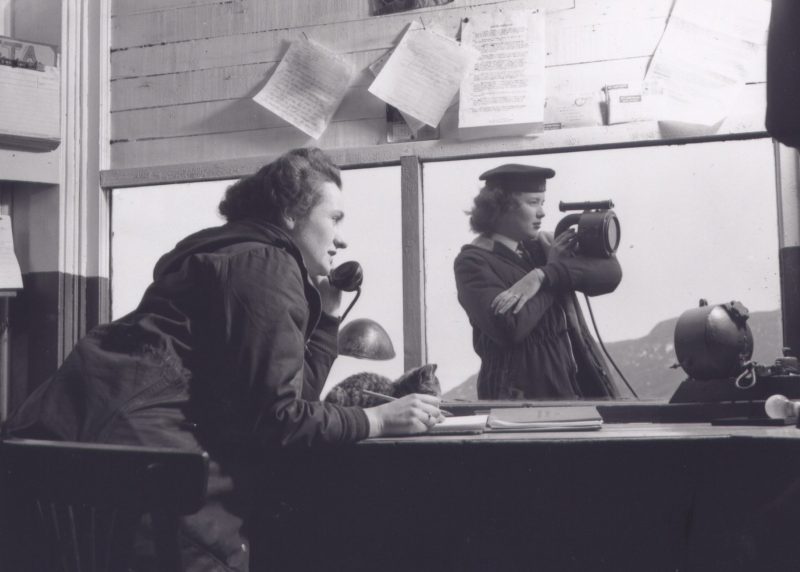 Связисты из WRCNS за работой в Сент-Джонс, Ньюфаундленд. Апрель 1945 года.