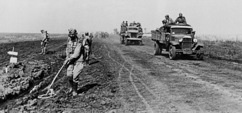 Саперы обезвреживают мины после окончания боев на Курской дуге. Август 1943 г. 