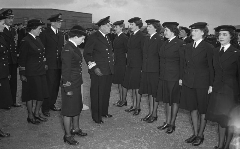 Служащие WRCNS на параде в HMCS Avalon, Ньюфаундленд. 1943 г.