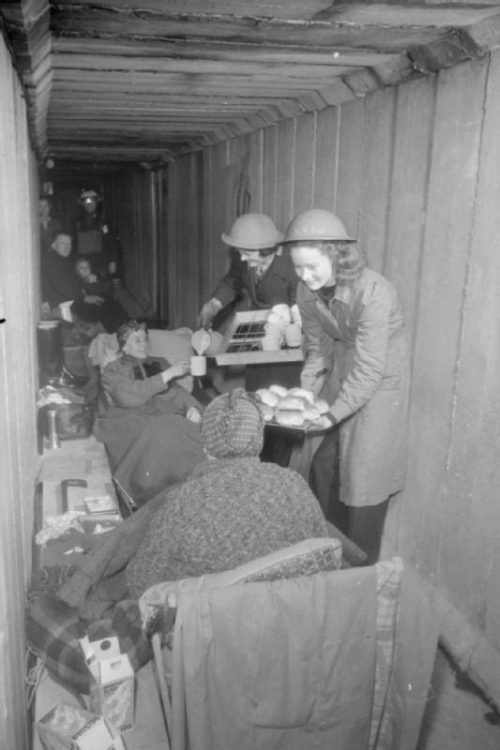 Сотрудники WVS раздают пищу в бомбоубежище.