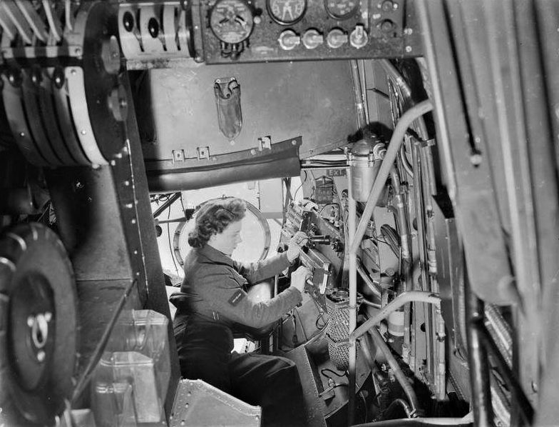 Служащие RCAF проверяют приборы.