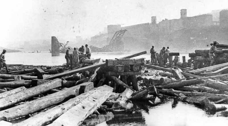 Саперы восстанавливают разрушенный мост через Днепр в освобожденном Смоленске. Сентябрь 1943 г. 