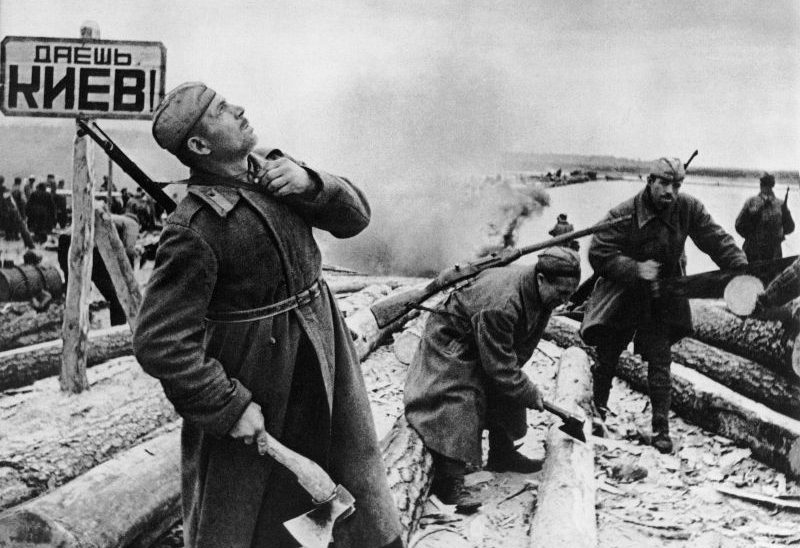 Саперы строят переправу через Днепр северо-восточнее Киева. Ноябрь 1943 г.