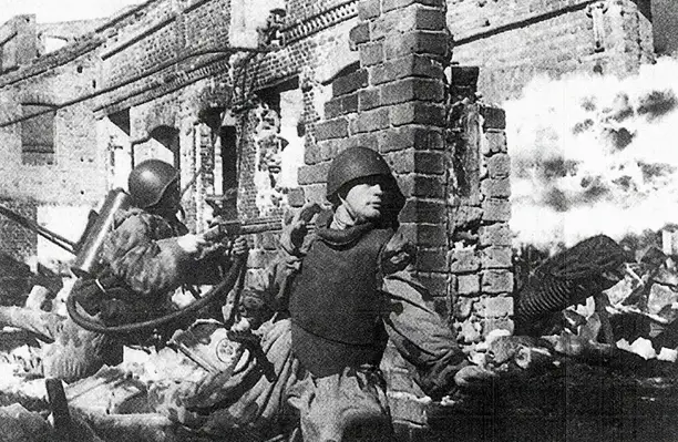 Саперы-штурмовики с огнеметами. 1943 г. 
