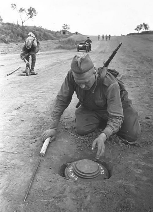 Сапёры обезвреживают немецкие противотанковые мины. 1943 г.