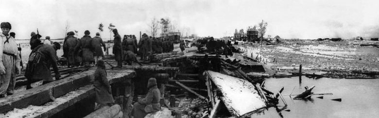 Советские саперы ремонтируют мост через реку Ижору в районе города Гатчина. Январь 1944 г. 
