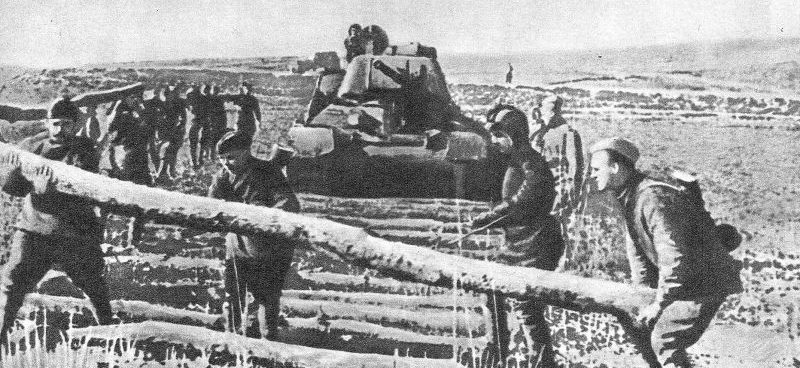 Сапёры строят настил для прохода танков Т-34. 2-й Украинский фронт. Май 1944 г. 