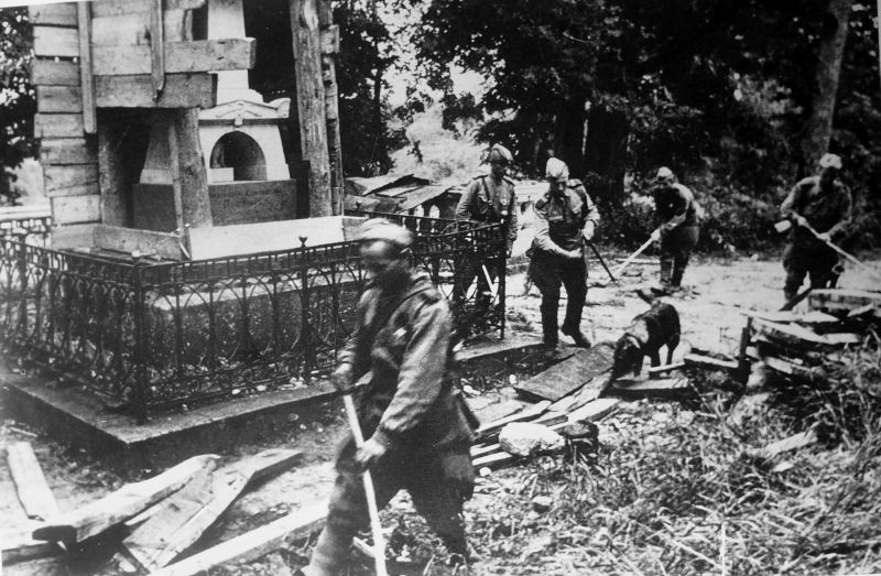 Саперы проводят разминирование могилы А. С. Пушкина в Святогорском монастыре. 13 июня 1944 г. 