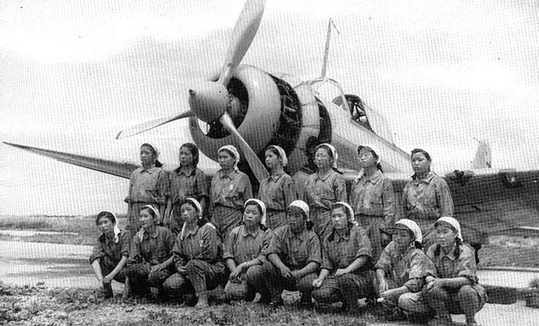 Женщины с авиационного завода. 