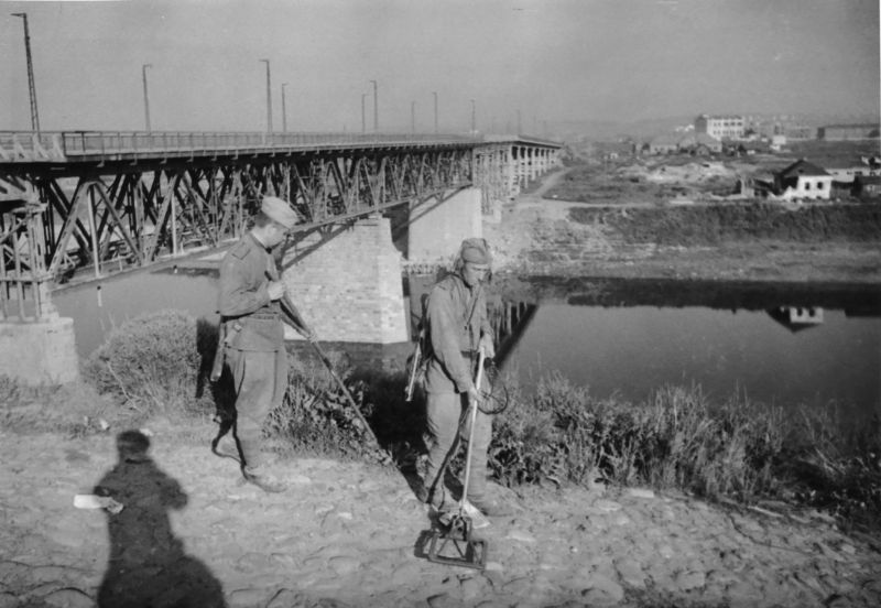 Саперы ведут разминирование возле моста в освобожденном Витебске. Июнь 1944 г. 