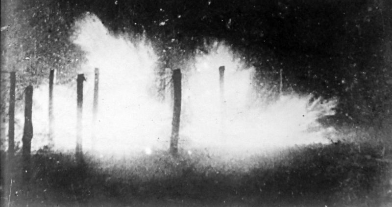 Подрыв немецких проволочных заграждений саперами с помощью удлиненного заряда разминирования. Июнь 1944 г. 