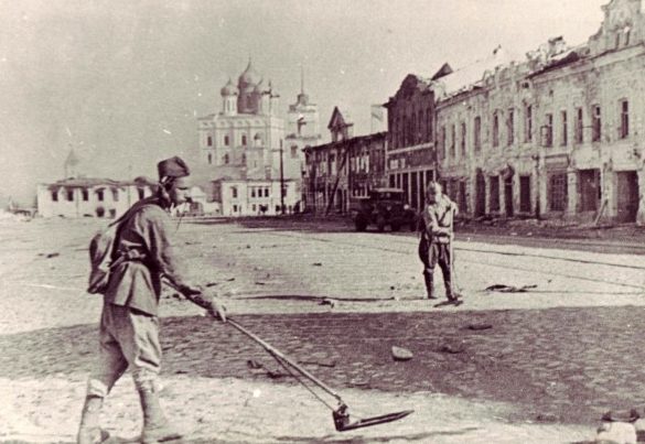 Разминирование Пскова. Август 1944 г. 